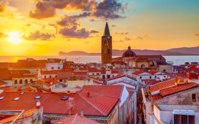 Un coucher de soleil sur Alghero en Sardaigne, Italie