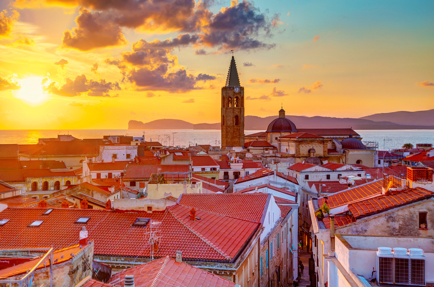 Un coucher de soleil sur Alghero en Sardaigne, Italie